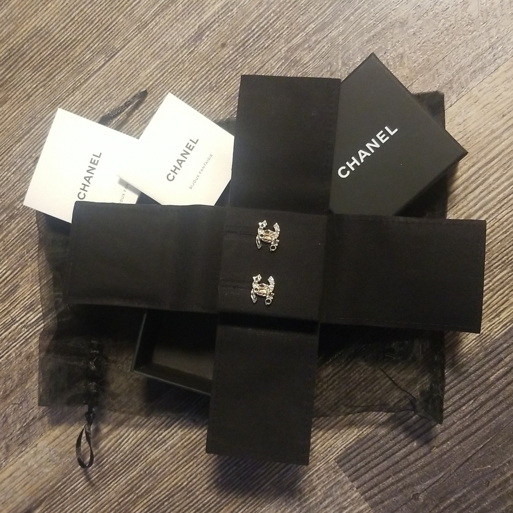 CHANEL CC NIB Star Black Stone Gold Crystal Stud Earrings All Inclusive Full Set